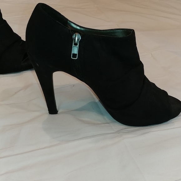 9 &Co. Gorgeous Black Suede Heels - Picture 4 of 4